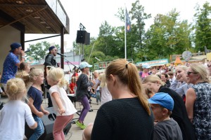 Pidde Pannkaka fick barnen att dansa på scenen. Foto: Berit Önell 