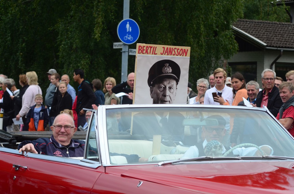 Ronald Johnsson, på passagerarplatsen, och Bertil Jansson, på fotot, uppmärksammades för att de tog initiativ till Bjärnumskarnevalen. Foto: Urban Önell