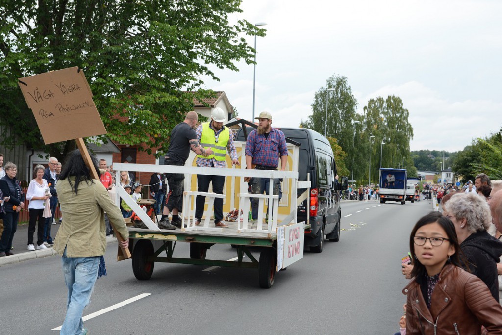 Musikpaviljongen och det stora engagemanget föra tt bevara den var ett givet inslag i karnevalståget i Bjärnum. Foto: Urban Önell