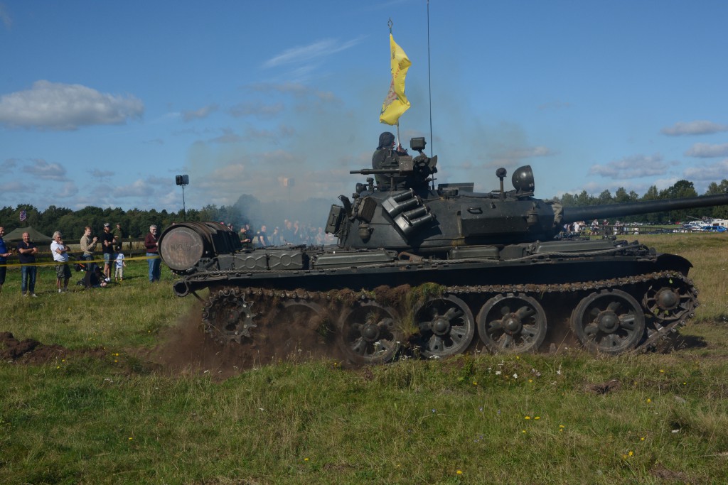 Det sprutar jord från den sovjetiska T-55 stridsvagn när föraren trycker på gasen. Den har tidigare tjänat den polska armen och tillhör idag Smålands militärhitoriska sällskap, SMHS. Foto: Emil Önell