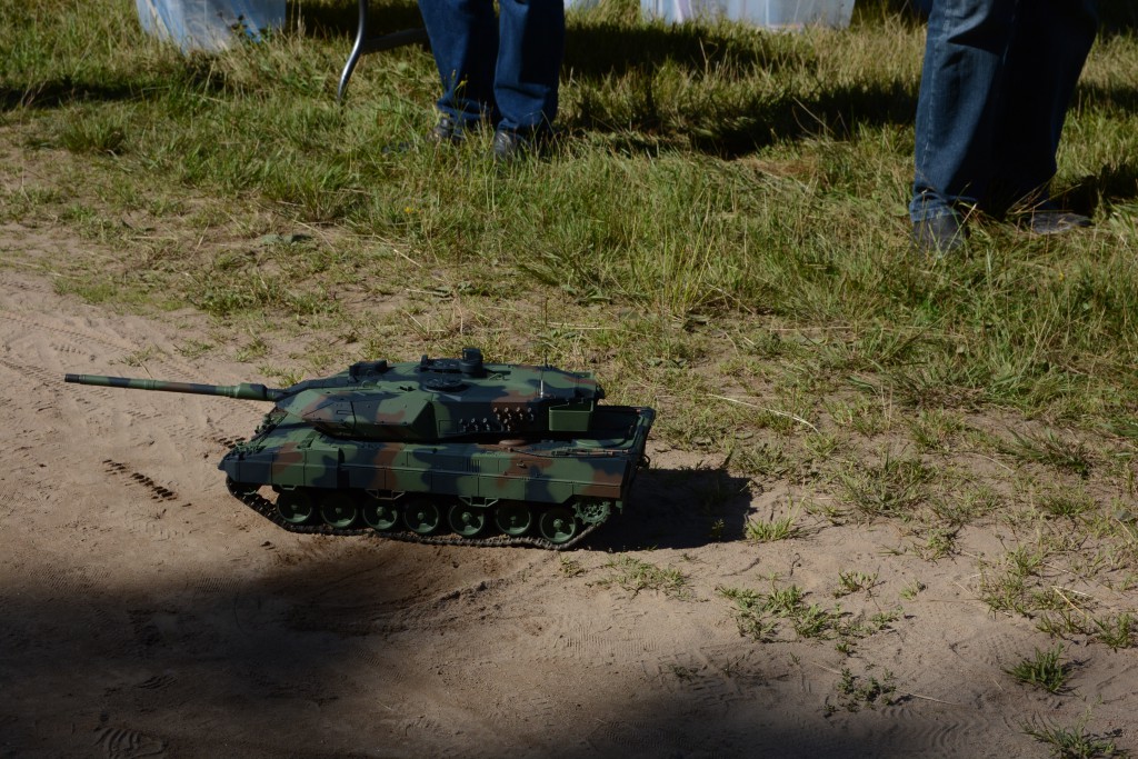 En radiostyrd Leopard 2-stridsvagn i miniatyr blev mycket populär när den patrullerade och avfyrade ärtor ur eldröret. Foto: Emil Önell