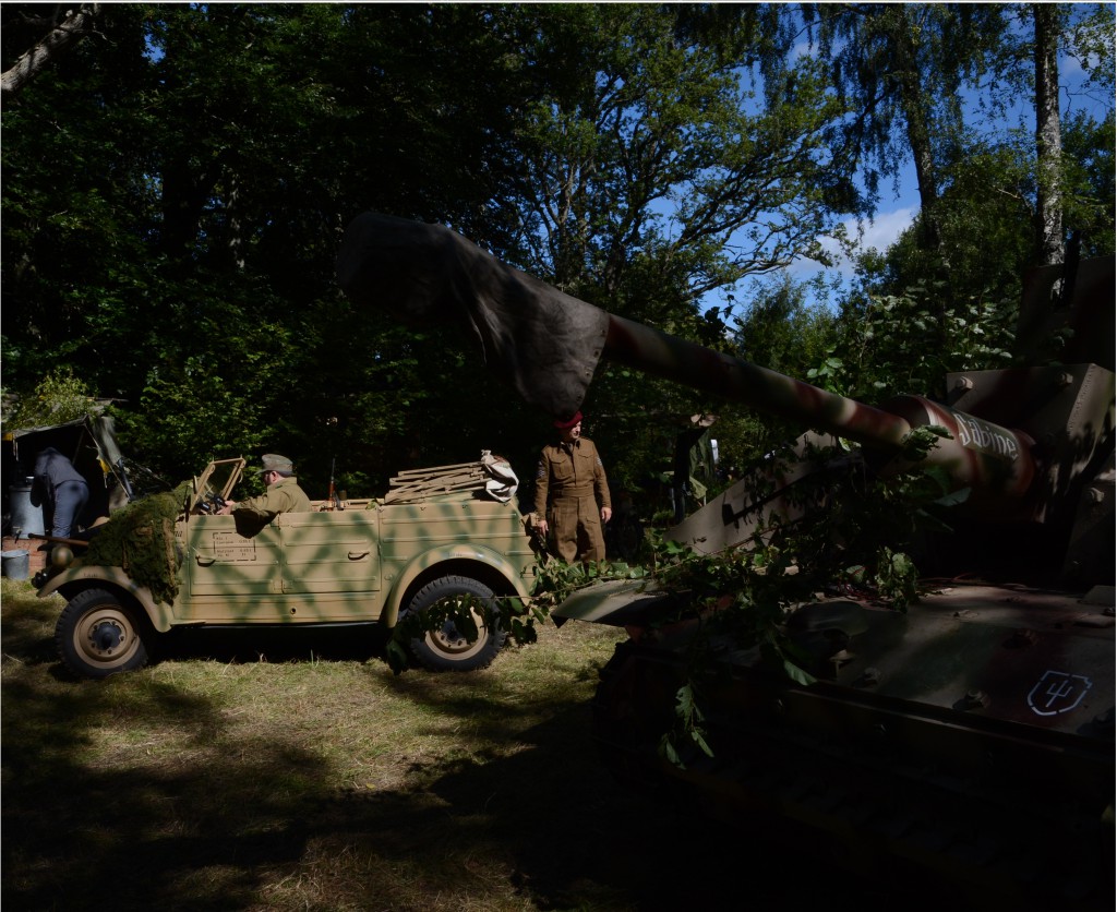 Martin Midander från Blekinge navigerar en Kübelwagen i den glänta där tyskarna har slagit läger. Foto: Emil Önell