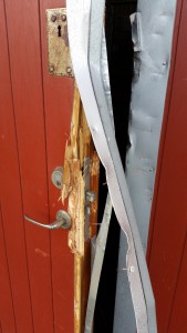 Den uppbrutna dörren var helt förstörd och måste bytas ut. Foto: Tord Tillman