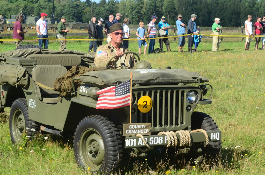 En av många Willys Jeepar tuffar fram i patriotisk anda. Foto: Urban Önell