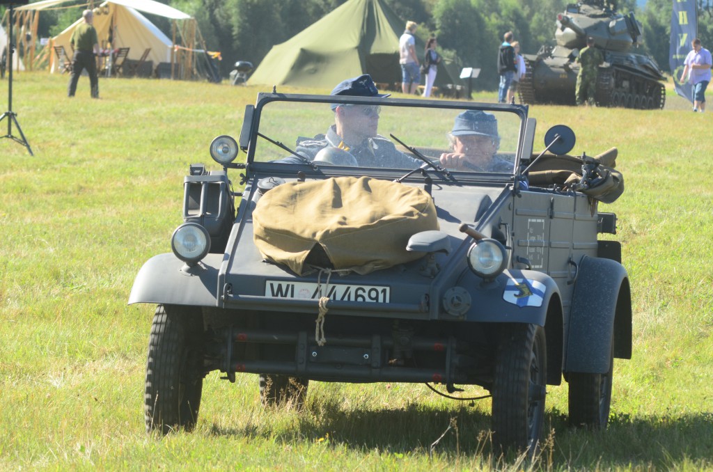 En annan Kübelwagen rullar fram över fältet. Detta blåmålade exemplar tillhör tyska Luftwaffe och bakom ratten sitter Niklas Östergren. Foto: Urban Önell