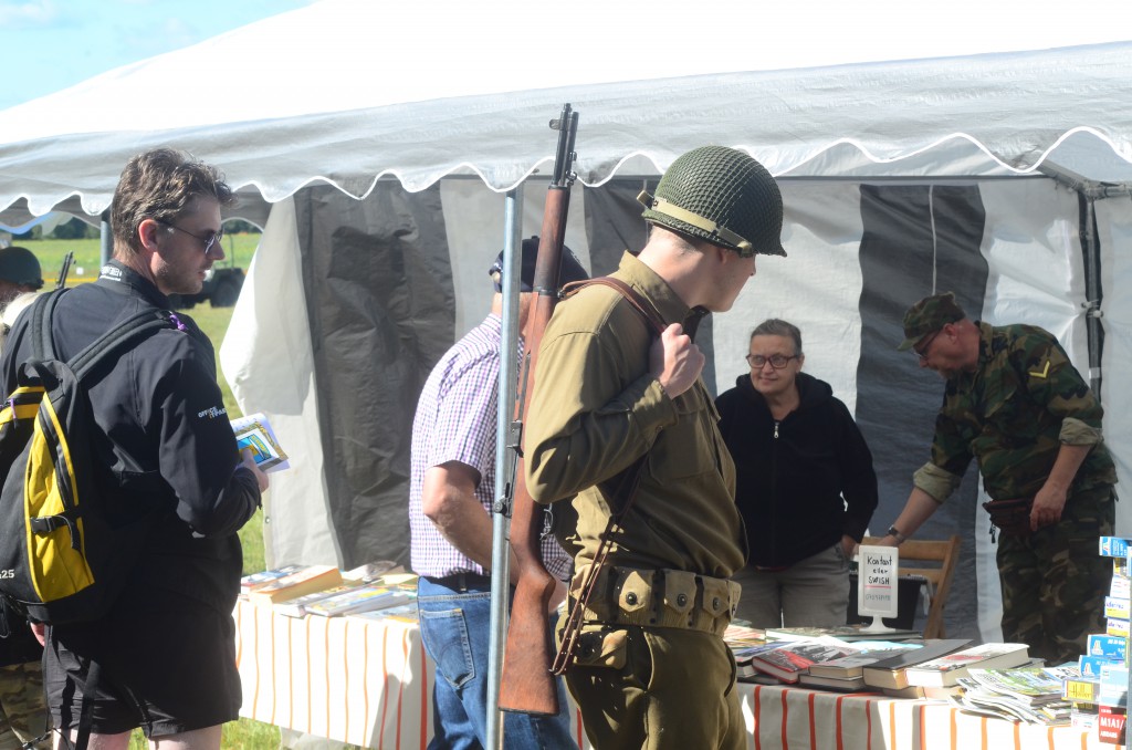 En ensam amerikansk soldat strövar omkring bland marknadsstånden. Kanske letar han efter modernare utrustning? Foto: Urban Önell