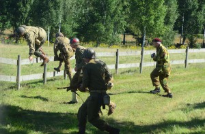 När tyskarna anfaller möter de i huvudsak amerikanska soldater, men även en brittisk arméfotograf finns på plats för att dokumentera händelserna. Foto: Urban Önell