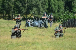 Tyskarna avancerar, med understöd av stormkanonen StuG III, mot de allierades försvarsställningar. Foto: Urban Önell