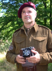 Jan Ribberott, är utrustad med en Zeisskamera, som användes av brittiska arméfotografer under andra världskriget. Foto: Urban Önell