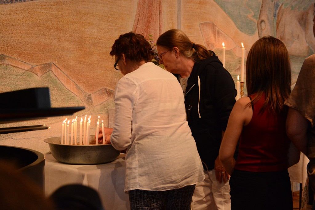 Många gick fram för att tända ett ljus under minnesstunden i församlingshuset. Foto: Berit Önell