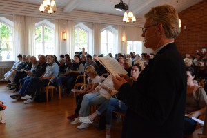 Kyrkoherden Klas Sturesson ledde minnesstunden i ett fullsatt församlingshus.