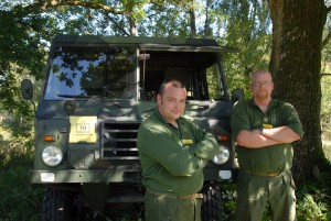 Två av Femte Trosskompaniets medlemmar, Martin Svantesson, från Hässleholm och Per Andersson från Degeberga, framför ett exemplar av terrängbilen Volvo 903, mera känd som ”Valpen”.