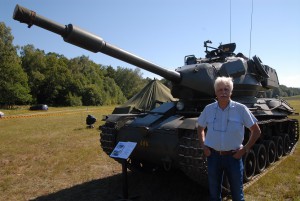 Peter Alf, en av generalerna bakom arrangemanget, poserar framför ett exemplar av stridsvagn 74, som var i bruk i den svenska armén mellan 1957-1981.