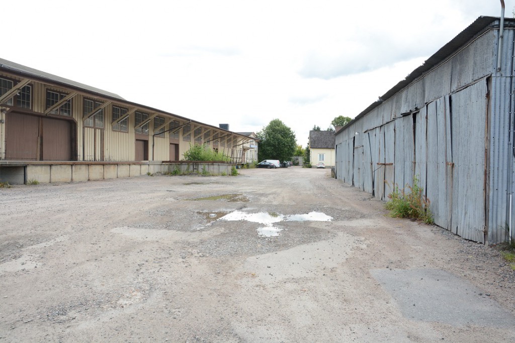 En oenig kommunstyrelse beslöt att föreslå kommunfullmäktige att köpa den nedgångna fastigheten bakom Netto. Foto: Berit Önell