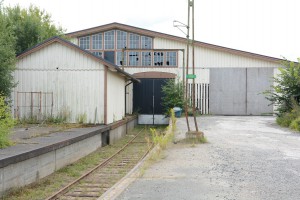 I huvudbyggnaden går ett järnvägsspår in.