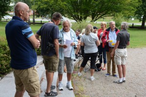 Diskussionerna var livliga bland de cirka 15 personer kom för att stödja förslaget om en manifestation. Foto: Urban Önell