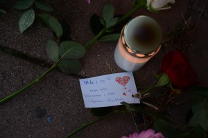 Hemlöse Lars som misshandlades till döds hedras med blommor och ljus på minnesplatsen vid Magasinsgatan. Foto: Berit Önell