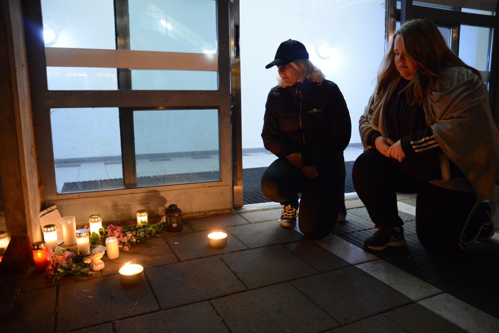 Ingela Hansson, till vänster, och Rebecca från föreningen Hemlös i Hässleholm tände ljus för hemlöse Lars som mördades på Hässleholms resecentrum. Foto: Berit Önell