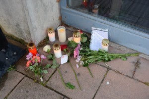 Mordet väckte stor förstämning och en minnesplats med blommor och ljus skapades utanför resecentrum.