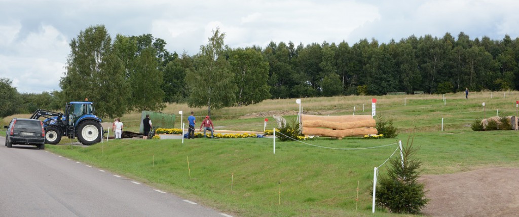 På fredagseftermiddagen lades sista handen vid banbygget inför lördagens fälttävlansstart.