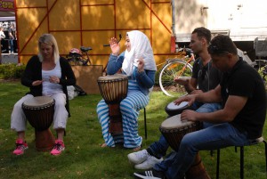 Brobyggarna som vill främja flyktingars integration i Tyringe var med och medverkade med trummusik.