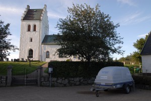 Allmänheten kan hämta vatten i en mindre vattentank på en släpvagn som Hässleholms vatten  på torsdagseftermiddagen ställde upp utanför kyrkan i Västra Torup. Foto: Urban Önell