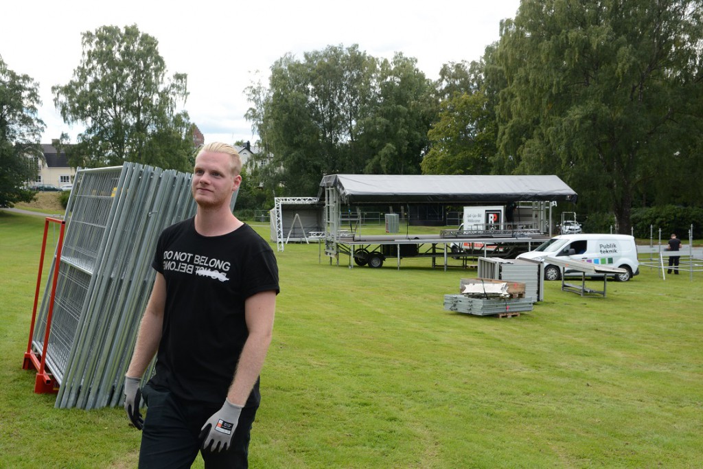 Viktor Johansson, projektledare eller festivalgeneral för Hässleholmsfesten, har fullt upp när Djupadalsparken görs om till festivalplats. Foto: Berit Önell