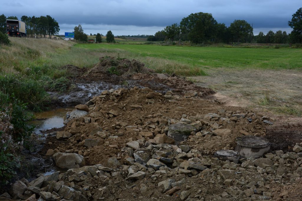 Här bildade avloppsläckan en cirka 75 meter lång sjö som nu delvis fyllts igen. Foto: Berit Önell