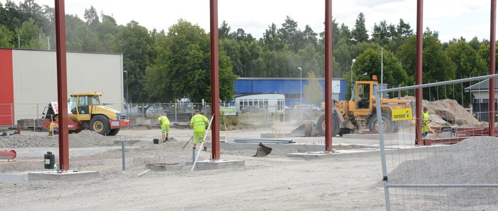 Dahlqvist bygger sin bilhall på fastigheten där saneringen fortfarande inte  är klar och inte heller den slutliga kostnaden. Foto: Berit Önell