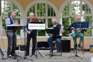 Göingemusikanterna spelade, både längs vägen och i musikpaviljongen.