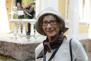 Viktoria Persson är över 80, men lovar att kedja fast sig vid paviljongen om kommunen försöker riva den.