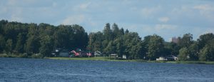 Längs östra Finjasjöstranden ligger många fina villor med strandtomter som kommunen enligt detaljplanen ska ha sju meter av, något som inte varit så populärt. Foto: Berit Önell