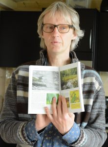 Pål Axel Olsson får miljöpriset för sitt arbete med boken Naturguide Hässleholm 52 pärlor. Foto: Berit Önell