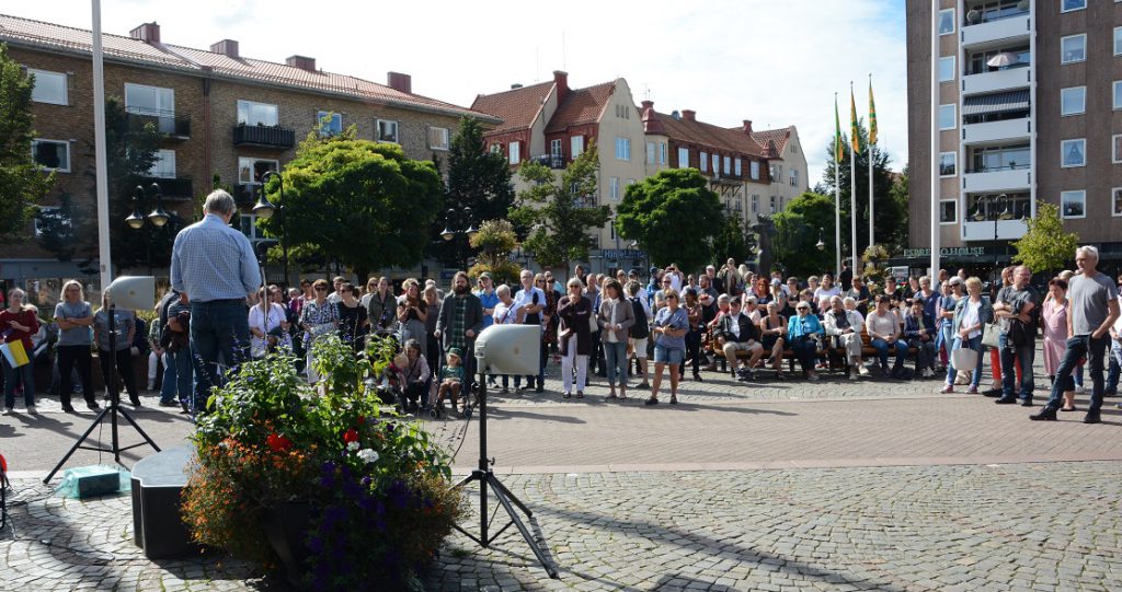 Manifestationen för en annan vård lockade cirka 200 personer till Stortorget i Hässleholm. Foto: Berit Önell 