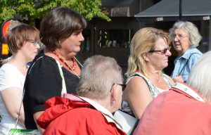 Vård- och omsorgspolitikerna Iréne Nilsson S) och Solbritt Lindborg MP) fanns bland åhörarna på torget.