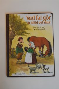 Kanske kan HC Andersens barnbok Vad far gör är alltid det rätta även läsas som politisk satir. Det går inte att lita på att makthavare alltid gör det rätta.