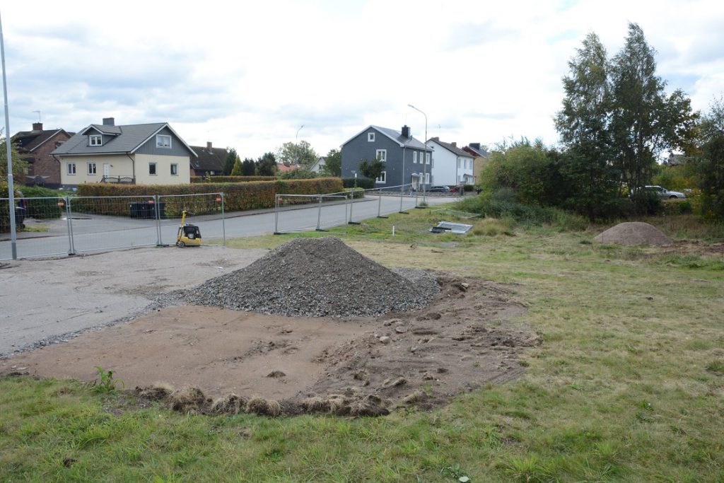 Det översta jordlagret har grävts bort och bergkross lagts på till ett bärlager för bodar med mera. Det ska bli tillfälligt fiberupplag på den förorenade fastigheten där tekniska förvaltningen vill bygga ett stort äldreboende. Foto: Berit Önell