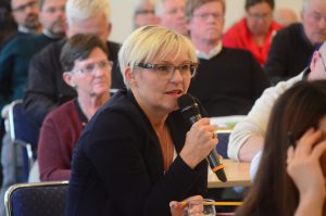 Gunilla Holmberg, tidigare vd på Hässleholm Miljö, visade konferensdeltagare runt på Vankiva kretsloppscenter och passade också på att ställa en fråga till miljöministern