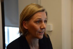 Karolina Skog hade inte mycket svar på Frilagts frågor om konflikten mellan bostadsbyggande och naturskydd.