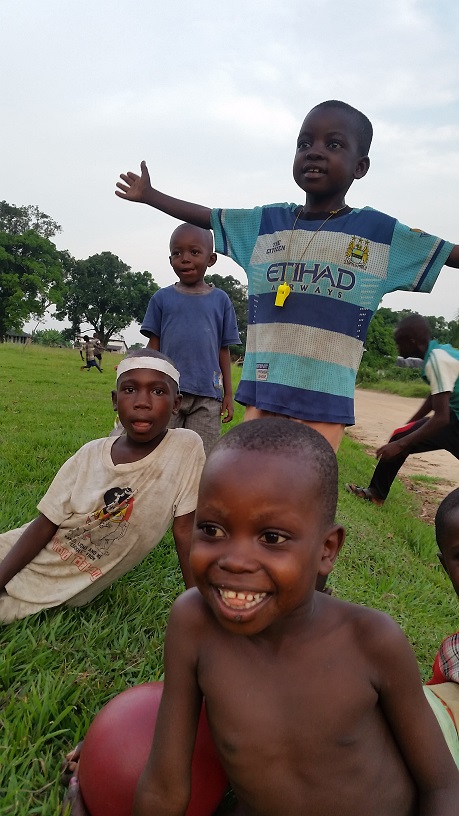 Bilden visar barn som spelar fotboll i Semendua i Kongo.