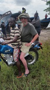 Hasse Bengtsson gav sig iväg på sitt livs äventyr för att följa sin mosters spår i Kongo. Många gånger var motorcykel och flodbåt enda sätten att ta sig fram.