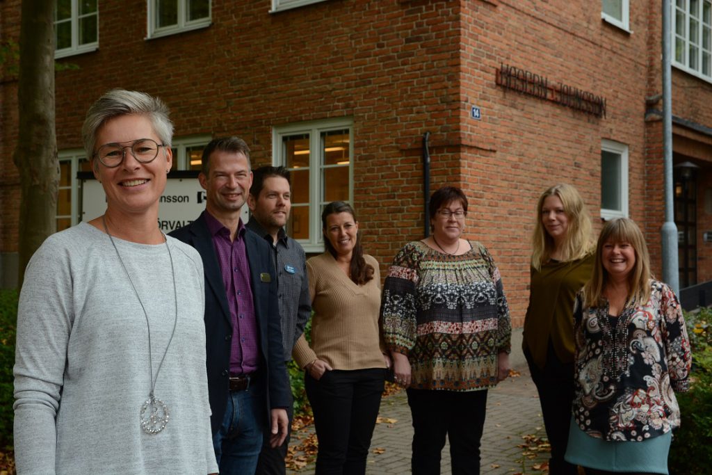 De vill öka intresset och höja statusen för omsorgsyrkena genom vård- och omsorgscollege i nordöstra Skåne, från vänster Annika Andersson, omsorgschef i Hässleholm och ordförande i styrgruppen, Jan-Olof Olofsson, barn- och utbildningsförvaltningen i Hässleholm, Andreas Hügard, biträdande rektor i Östra Göinge, Andriette Näslund, processledare, Osby, Lena Lönn, Kommunal, Louise Nordholm, omsorgsförvaltningen i Hässleholm, och Gunilla Kajrup, regional processledare. Foto: Berit Önell