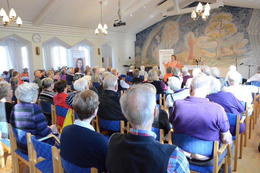 Firandet av anhörigdagen med bland andra Marianne Mörck fyllde församlingshemmet i Hässleholm. Foto: Berit Önell
