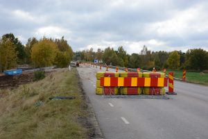 Vägen stängdes av utan de vanliga tillstånden från Trafikverket, men det godkändes i efterhand eftersom situationen bedömdes som en akut miljöfara.