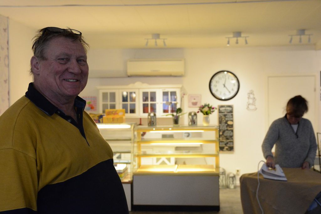 Christer Jönsson och Åsa Sjökvist arbetade på fredagen med de sista förberedelserna inför invigningen av Hörja Café och Loppishallen i Hörja. Foto: Berit Önell