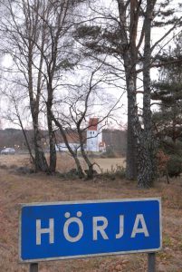 21 hushåll i Hörja tar strid mot kommunens fiberorganisation. Överenskommelsen med kommunen om att betala 19 000 i inkopplingsavgift, gäller inte längre, anser de.