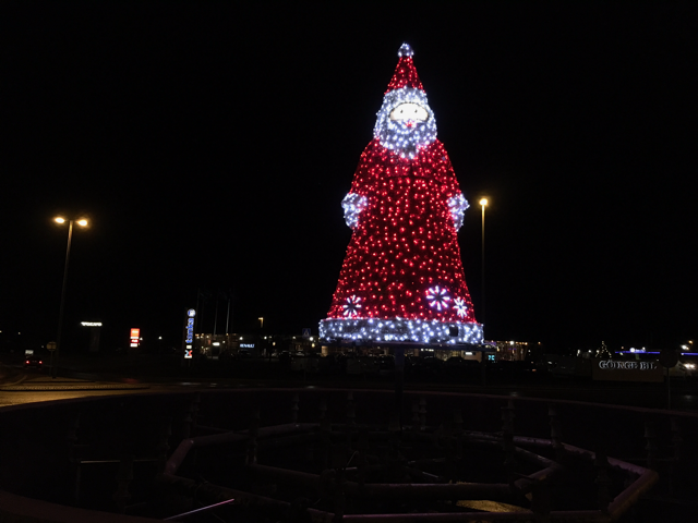 Den stora tomten vid T4-rondellen är nog den mest imponerande belysta juldekorationen i kommunen.