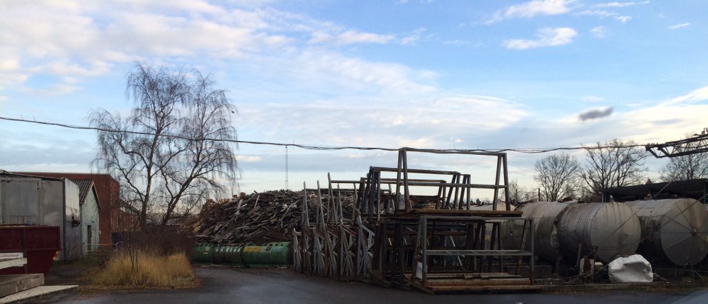 Stora högar med blandat metallskrot och annat ligger under bar himmel på Malmö Metalltekniks fastighet, före detta Eftec på Läreda industriområde.