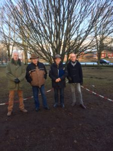 Den sällsynta pyramidavenboken lär inte klara det planerade husbygget i Officersparken, enligt arboristen de Gouret Litchfield, till höger. Peter Alf, till vänster, Leif Henningsson och Evert Storm medverkade också vid söndagens samling viv paviljongen. Foto: Ronny Larsson