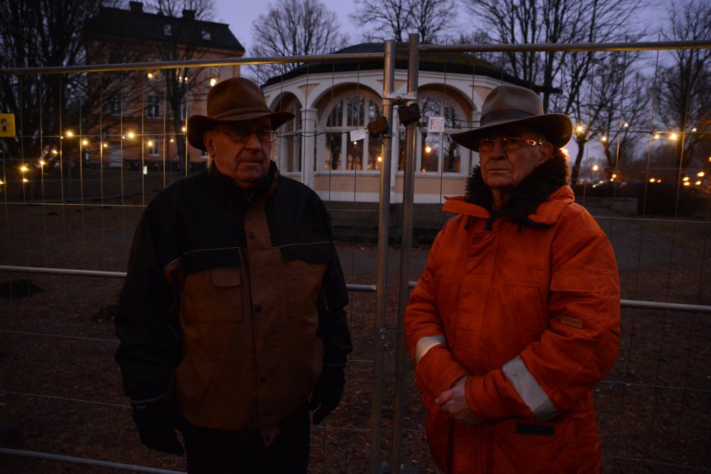 Staketet kring paviljongen är nu stängt för paviljongaktivisterna, Leif Henningsson, till vänster, och Evert Storm. Foto: Berit Önell